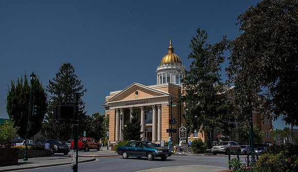 KenWeaver_0964 Historical Courthouse w Traffic_CCH